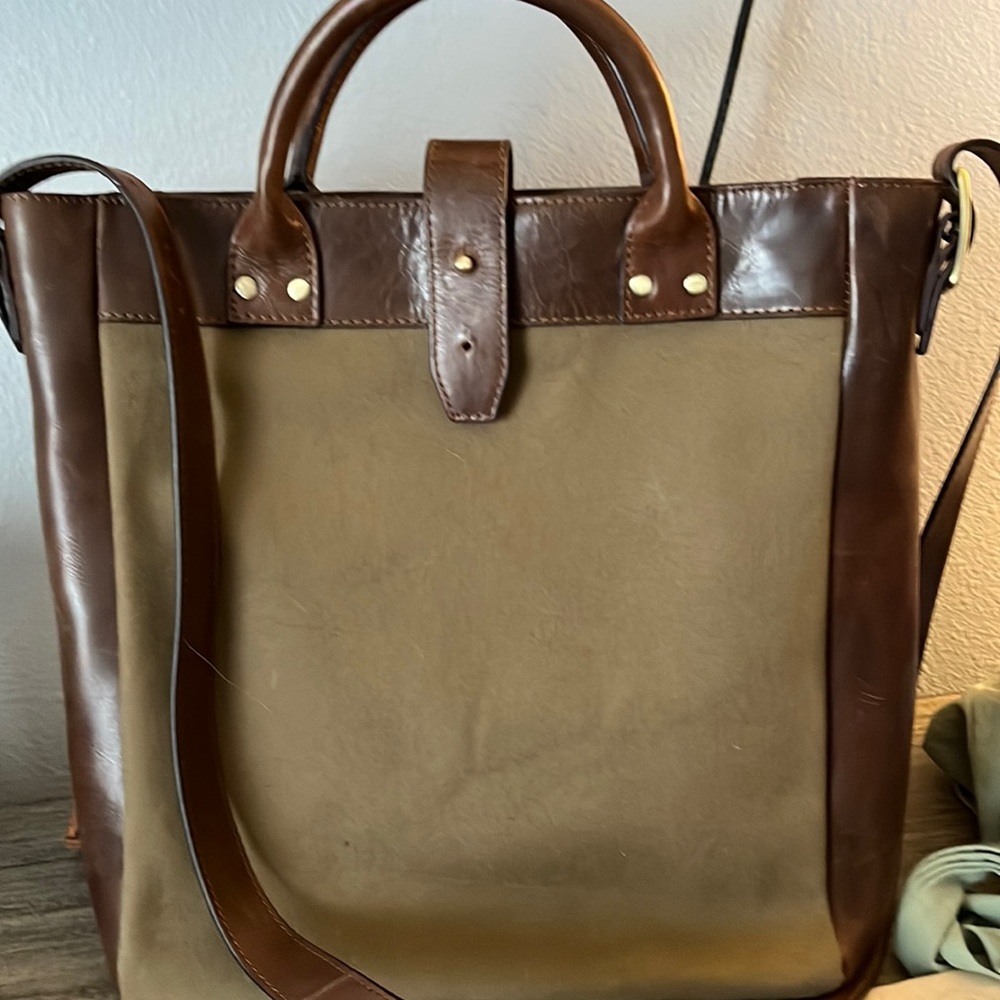Levenger men’s or women’s messenger bag